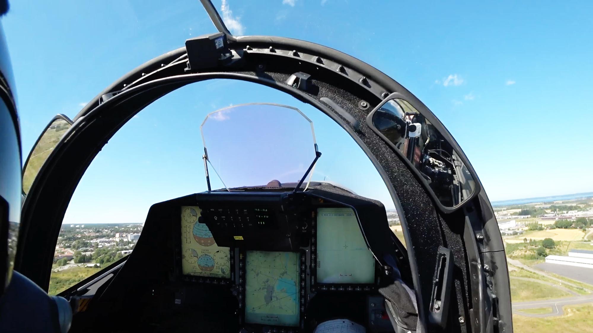 Den information som flygplanets sensorer samlar in presenteras för piloten som sedan fattar beslut om åtgärd. Här bild från JAS 39 C/D-versionen. Nya E-versionen får en rad nya funktioner inom detta område.