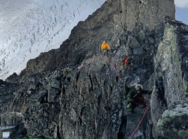 Elin klättrar på fjället