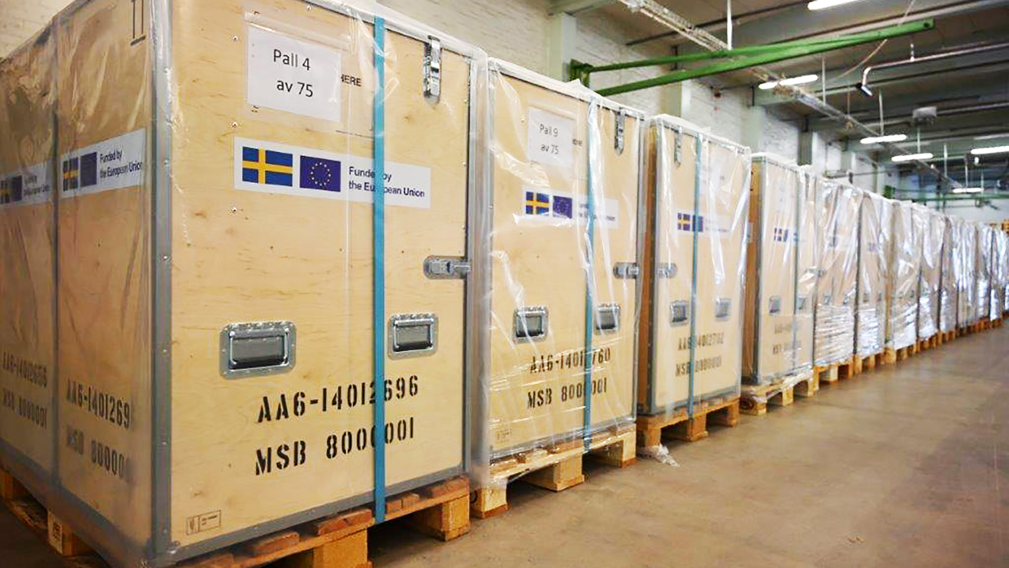 Sjukvårdsmateriel på plats i Kristinehamn, redo att skickas ut till europeiska länder vid behov.