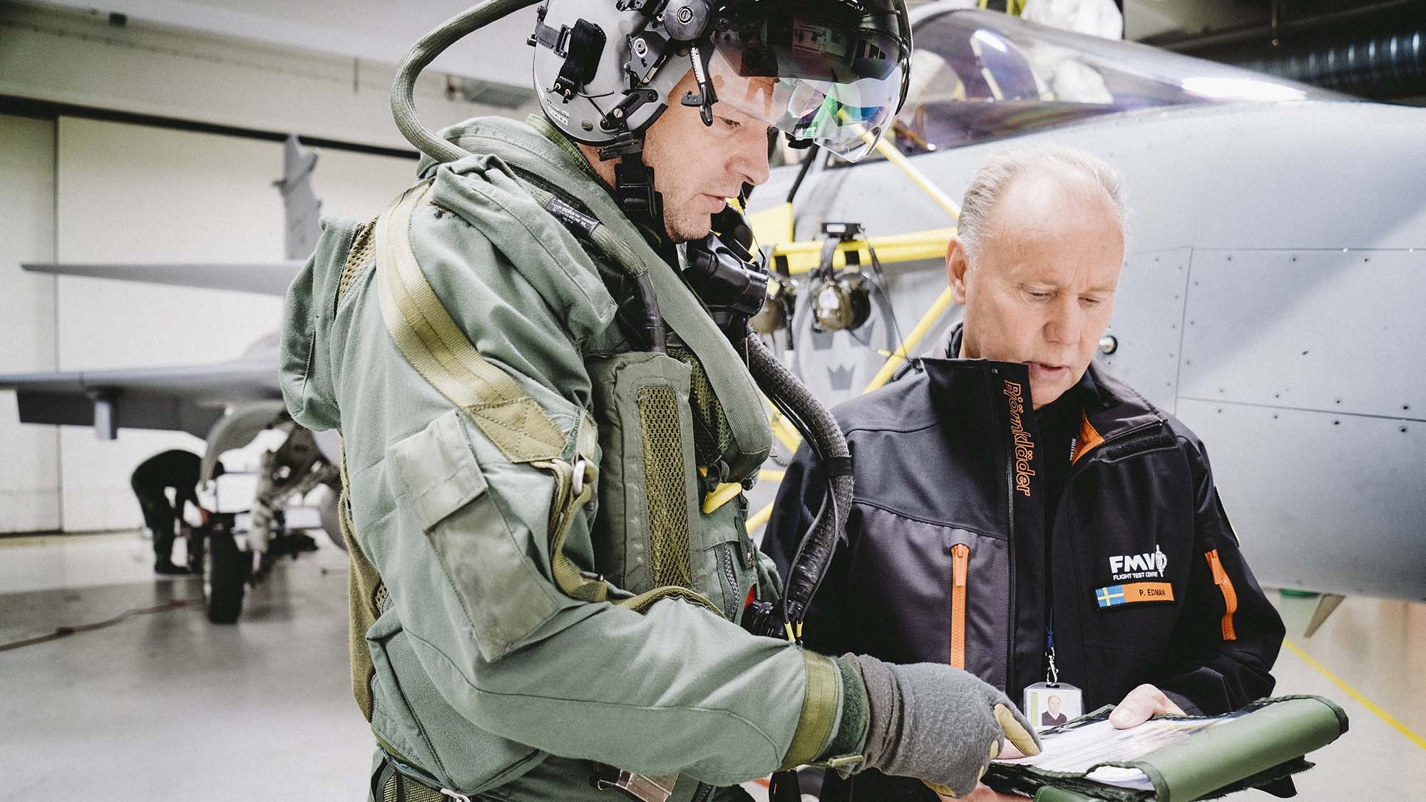 Provingenjören Peter Edman förbereder prov med pilotens säkerhetsmateriel. Proven genomförs vid FMV Test & evaluering i Linköping. 