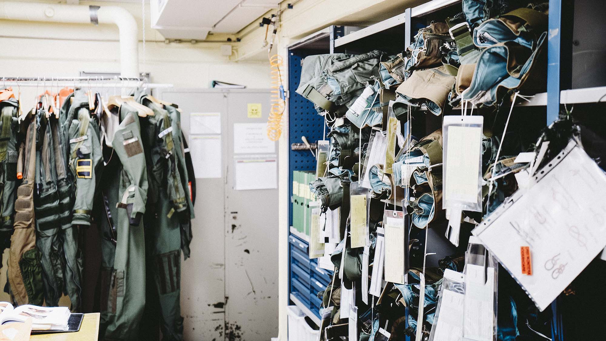 Huvudkomponenterna i flygförarutrustningen är hjälm, oxygenmask, flygdräkt, isolerdräkt, g-dräkt, armfixeringsjacka inklusive flytväst, kängor, nödsändare plus några tillbehör beroende på uppdrag. 