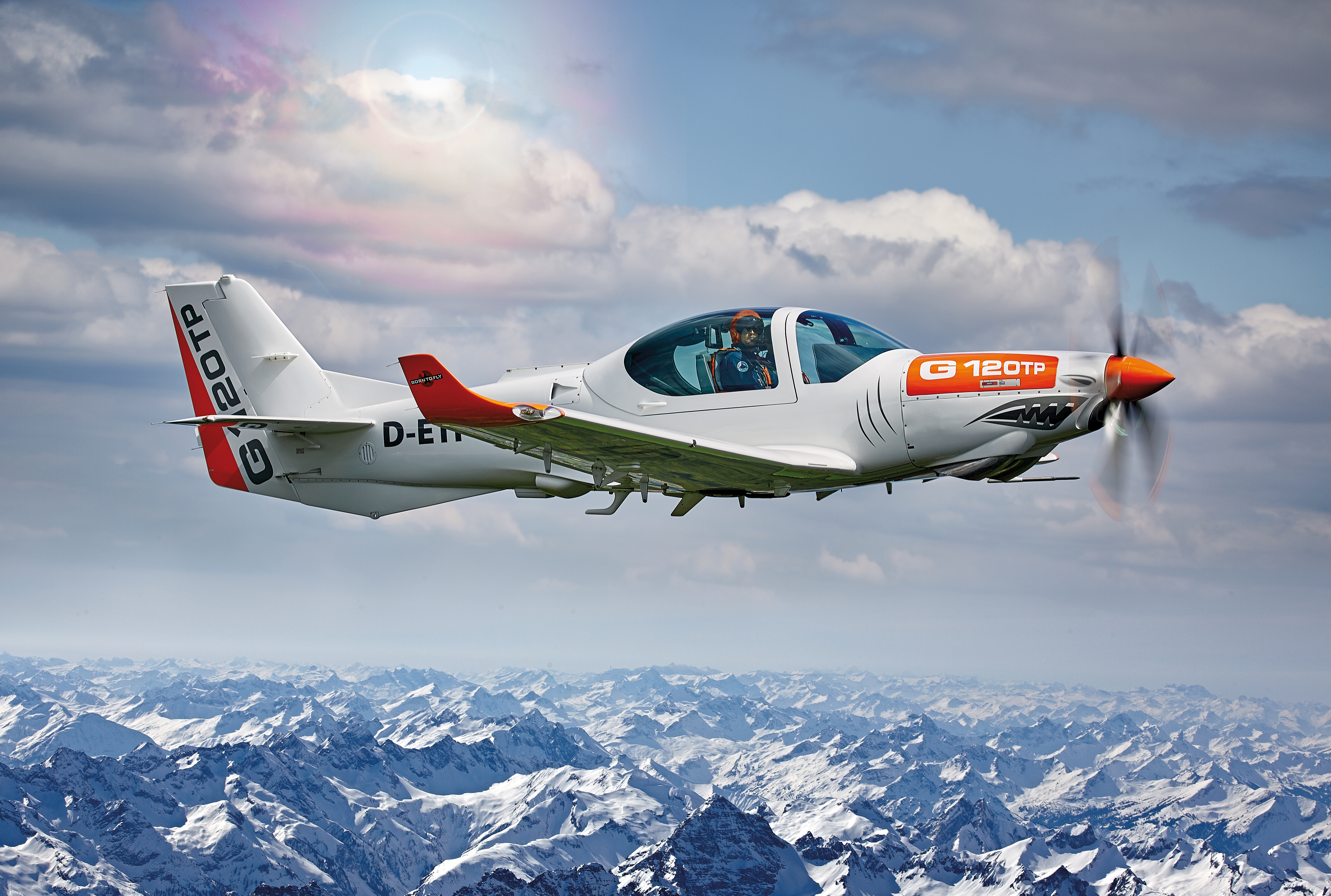 Det nya skolflygplanet av modell Grob 120TP. 