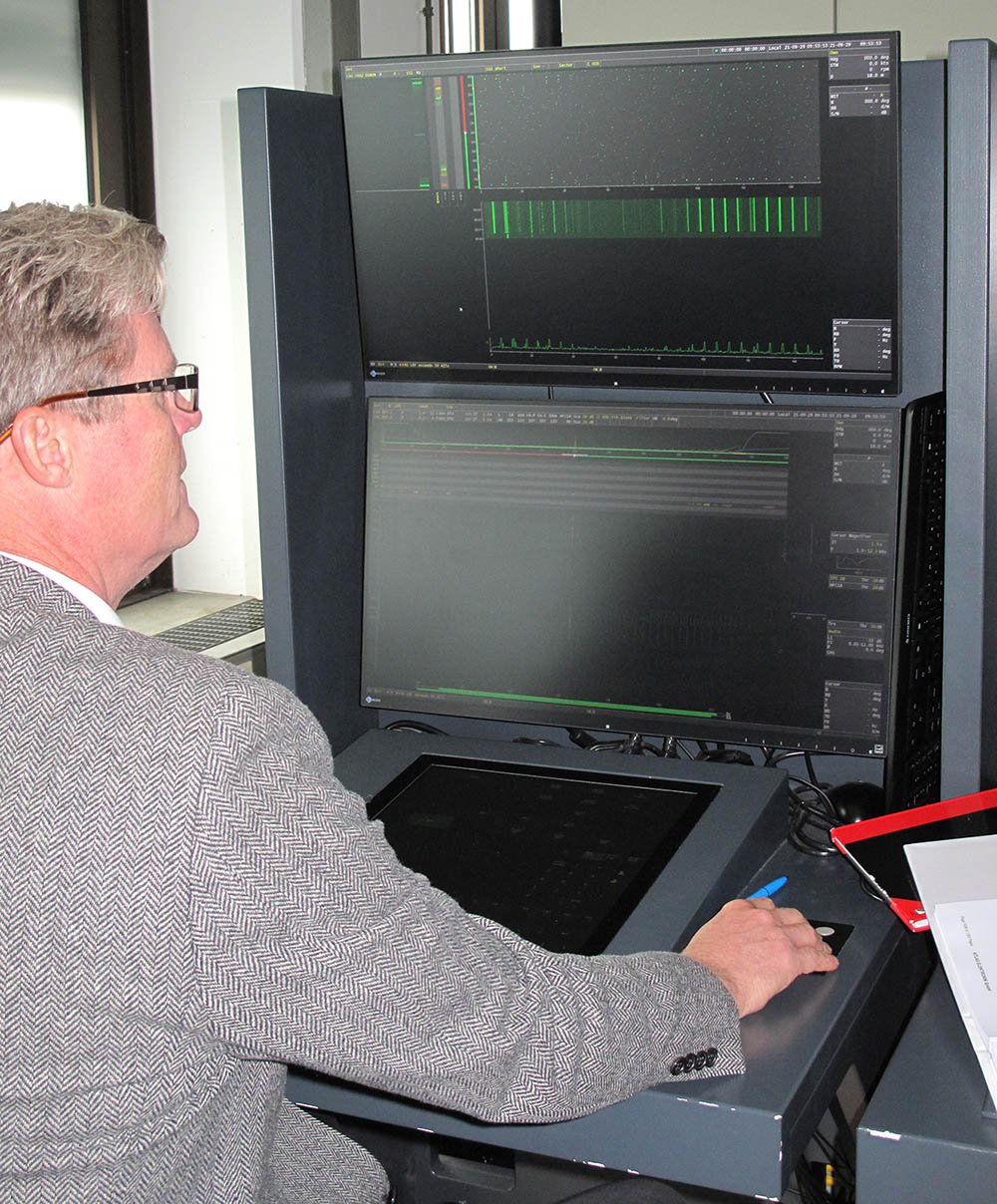 Systemingenjören Göran van Geijt vid FMV i samband med mjukvarutester på programvaran till sonarsystemet för de nya ubåtarna.
