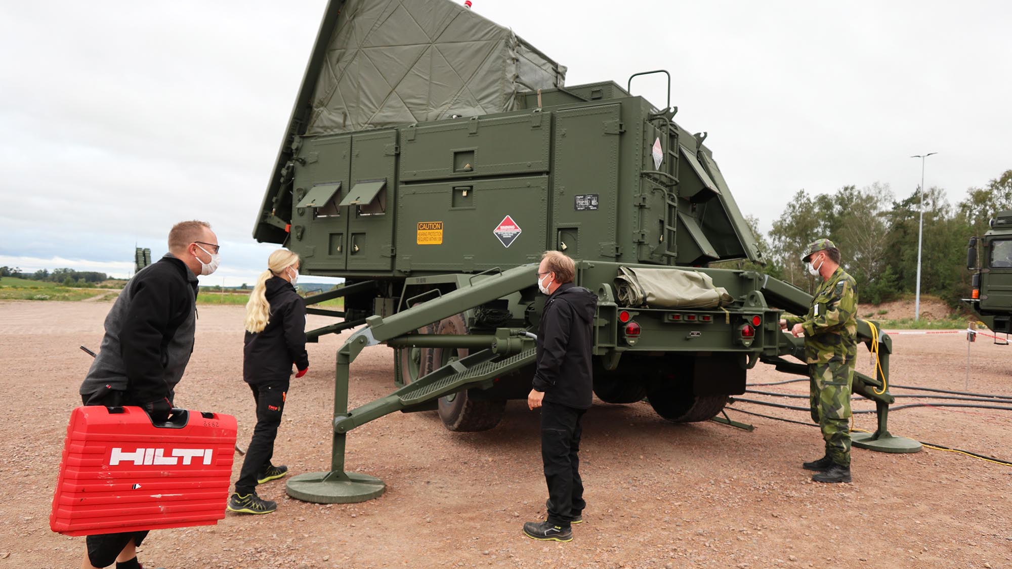 Personal från FMV Test och Evaluering genomför förberedande prov med radarenheten till Luftvärnssystem 103.