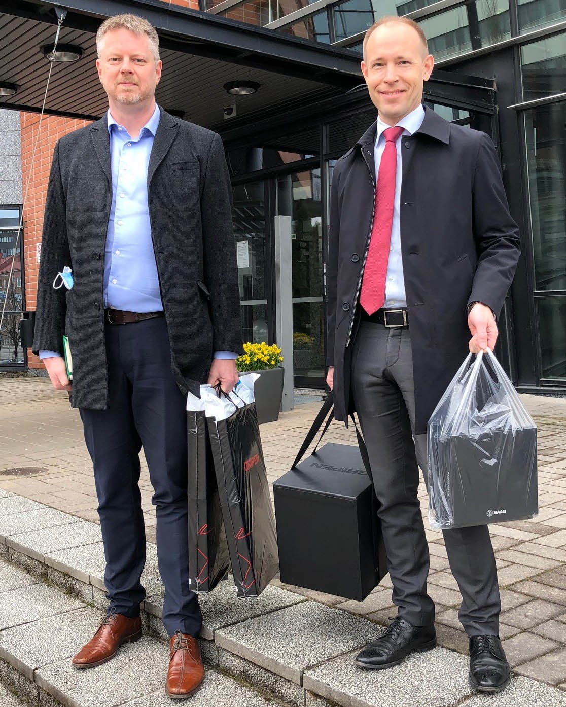 FMV:s projektledare Marcus Hallberg och Saabs kampanjledare Magnus Skogberg strax före överlämningen av offerten till finländska försvarsmaktens logistikverk i Tammerfors.