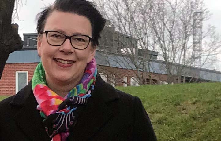 Pilotutrustningen är länken mellan människan och tekniken, det är det som gör det komplicerat, men också intressant. Det menar Jenny Avehag, produktföreträdare för flygförarutrustning på FMV.
