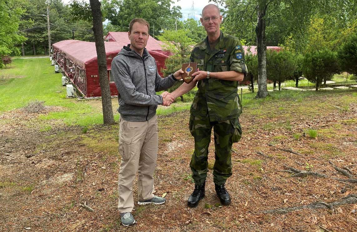 Överlämning av ledningssystemet skedde till chefen för delegationen NNSE, Generalmajor Lars-Olof Corneliusson till höger, till vänster projektmedlemmen Jonas Gräf.