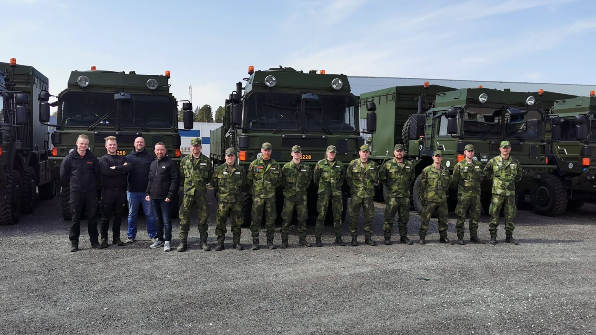 Efter att FMV Test & Evaluering genomfört leveranskontroll av de nya fordonen till Luftvärnssystem 103 transporterade personal från Lv6 fordonen till Halmstad.