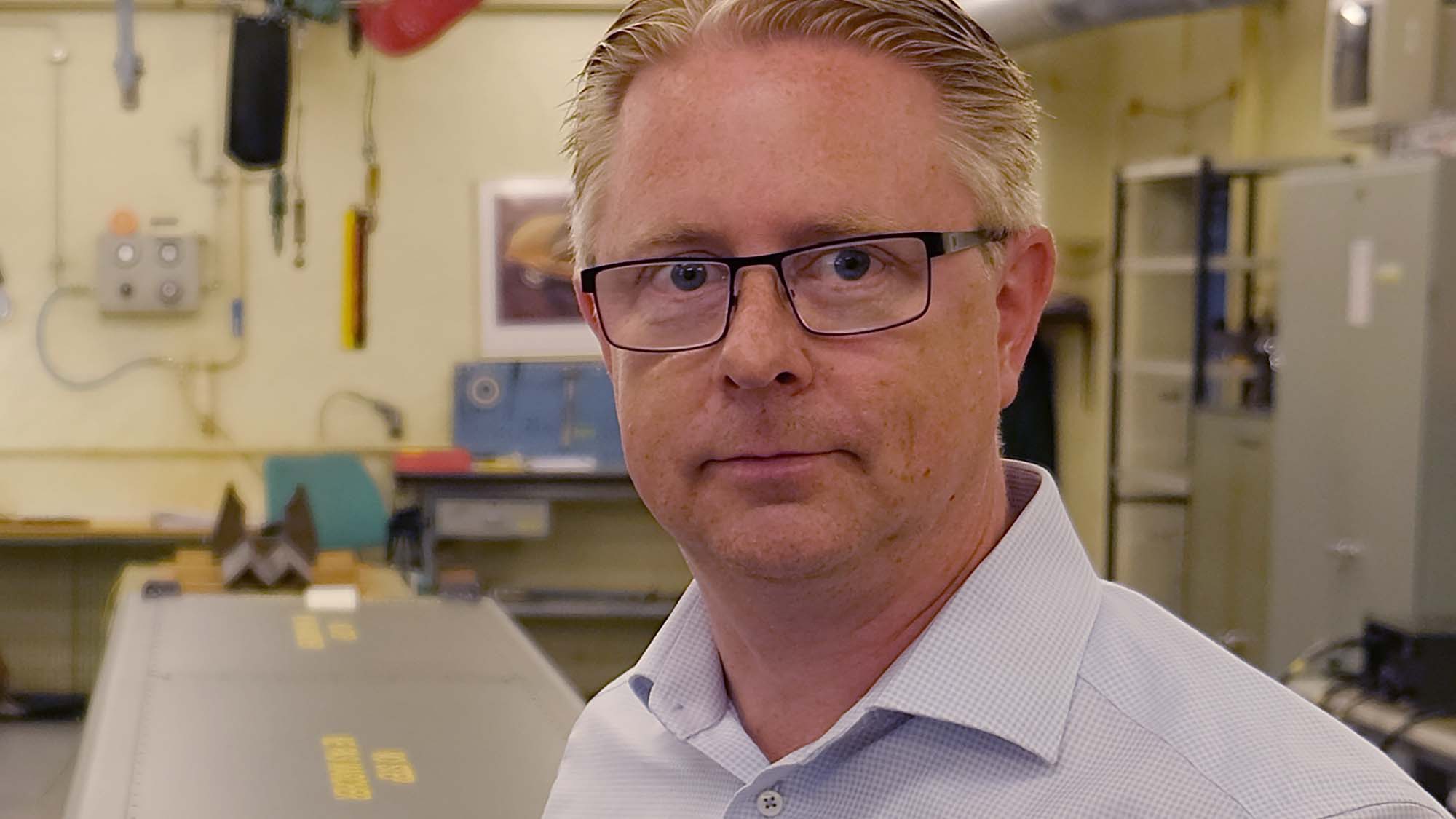 Patrik Mohlin, svensk projektledare för Meteor, vid en leveranskontroll av Meteor-robotar.
