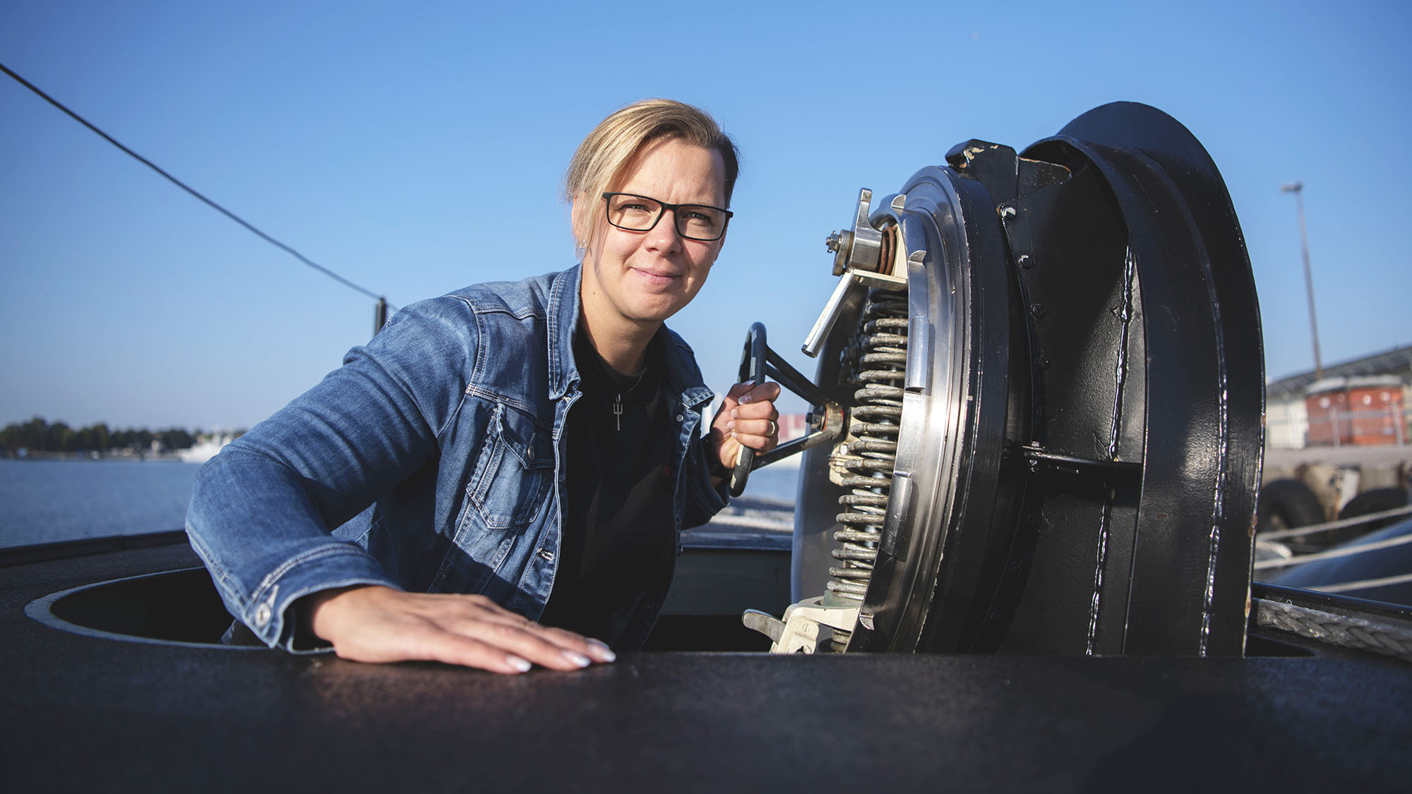 Sabine Alexandersson, FMV, vid ubåtslucka. Foto: Sofia Löveborn/Försvarsmakten