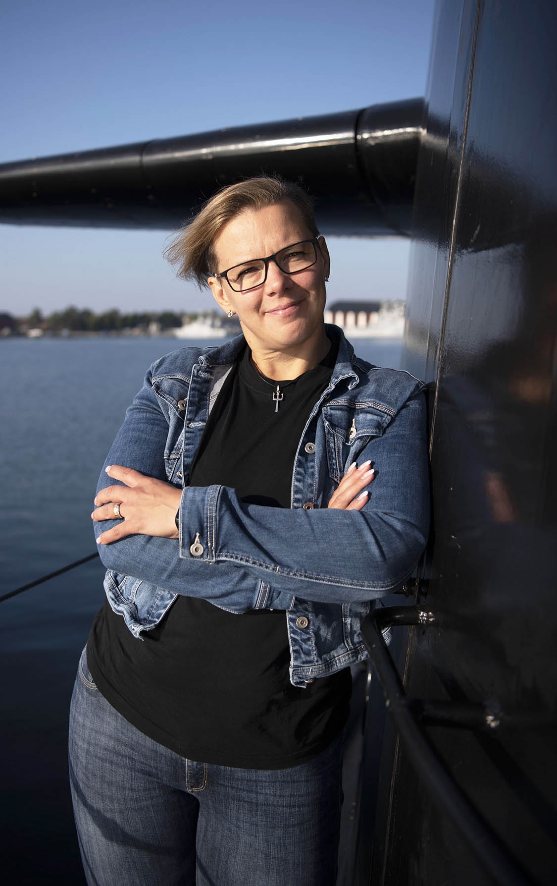 Sabine Axelsson vid sidan av tornet. Foto: Sofia Löveborn/Försvarsmakten