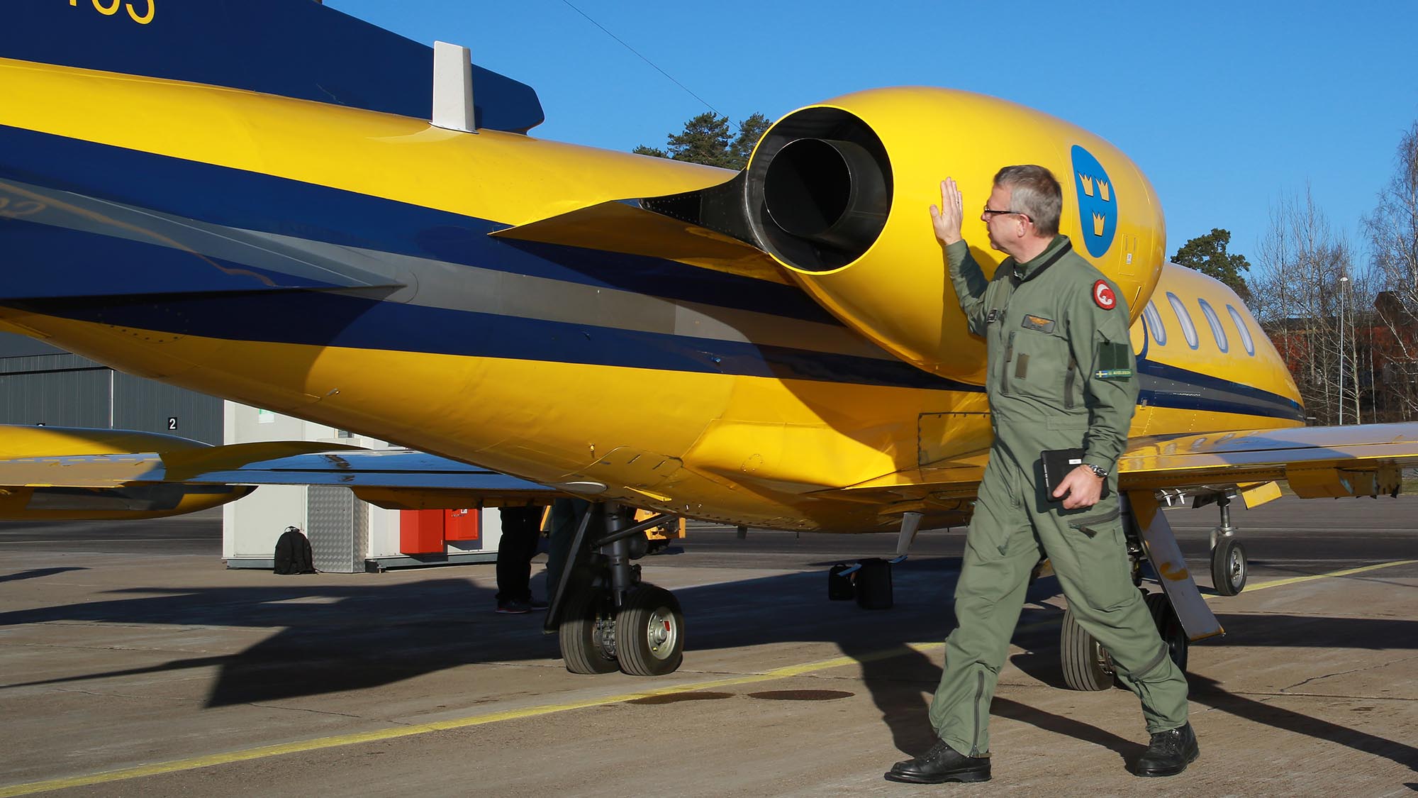 Gult flygplan med pilot framför.