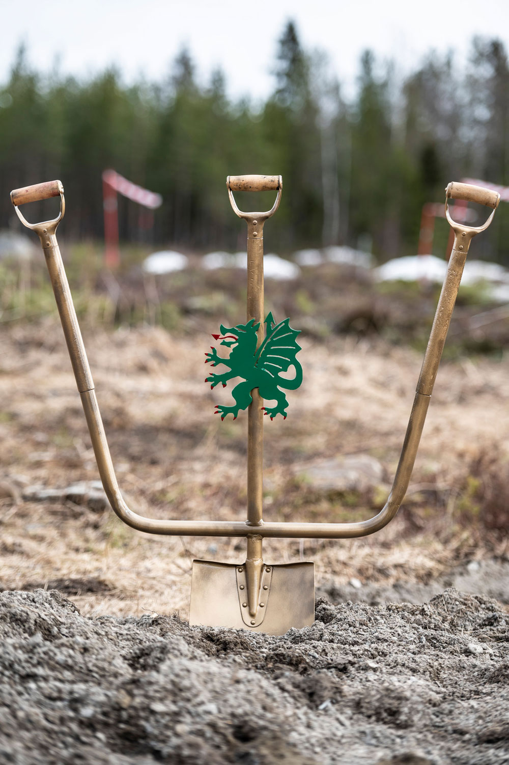 Bilden visar en spade som användes vid det första spadtaget för den nya inomhusträningsanläggningen, ITA, vid Försvarsmaktens Skyddscentrum i Umeå.