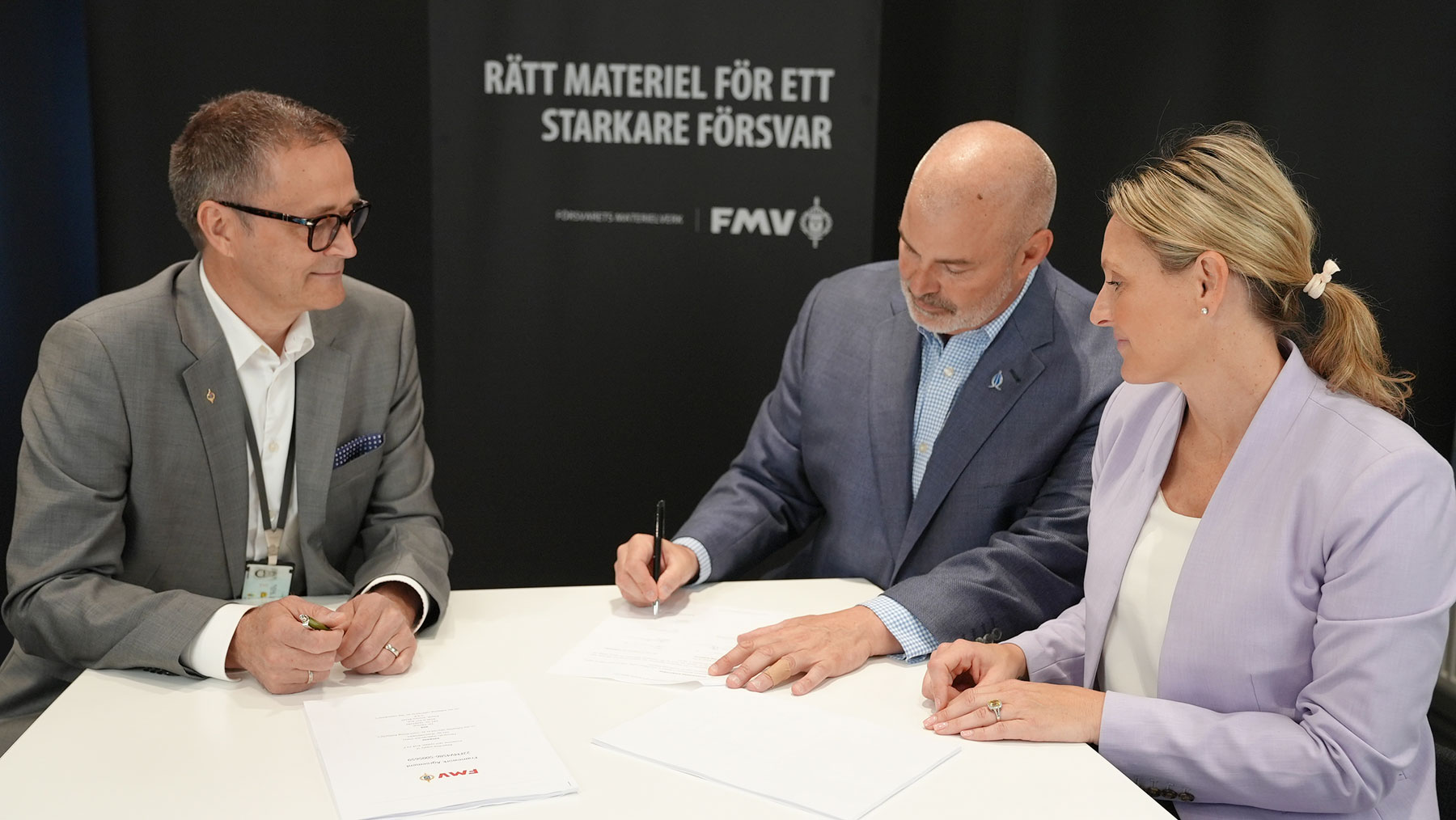 Signering av avtal om kroppsskydd.