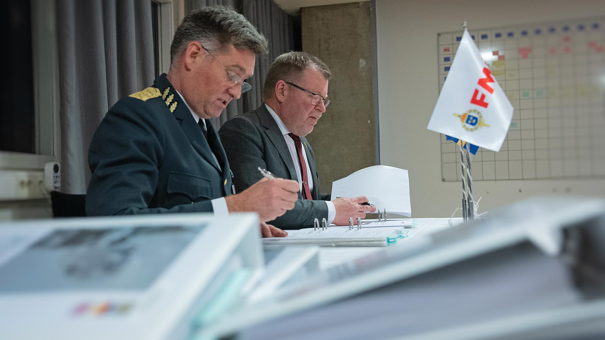 Jonas Lotsne, FMV chef verksamhetsområde Armémateriel och Tommy Gustavsson-Rask, VD  BAE Systems Hägglunds skriver under avtalet.