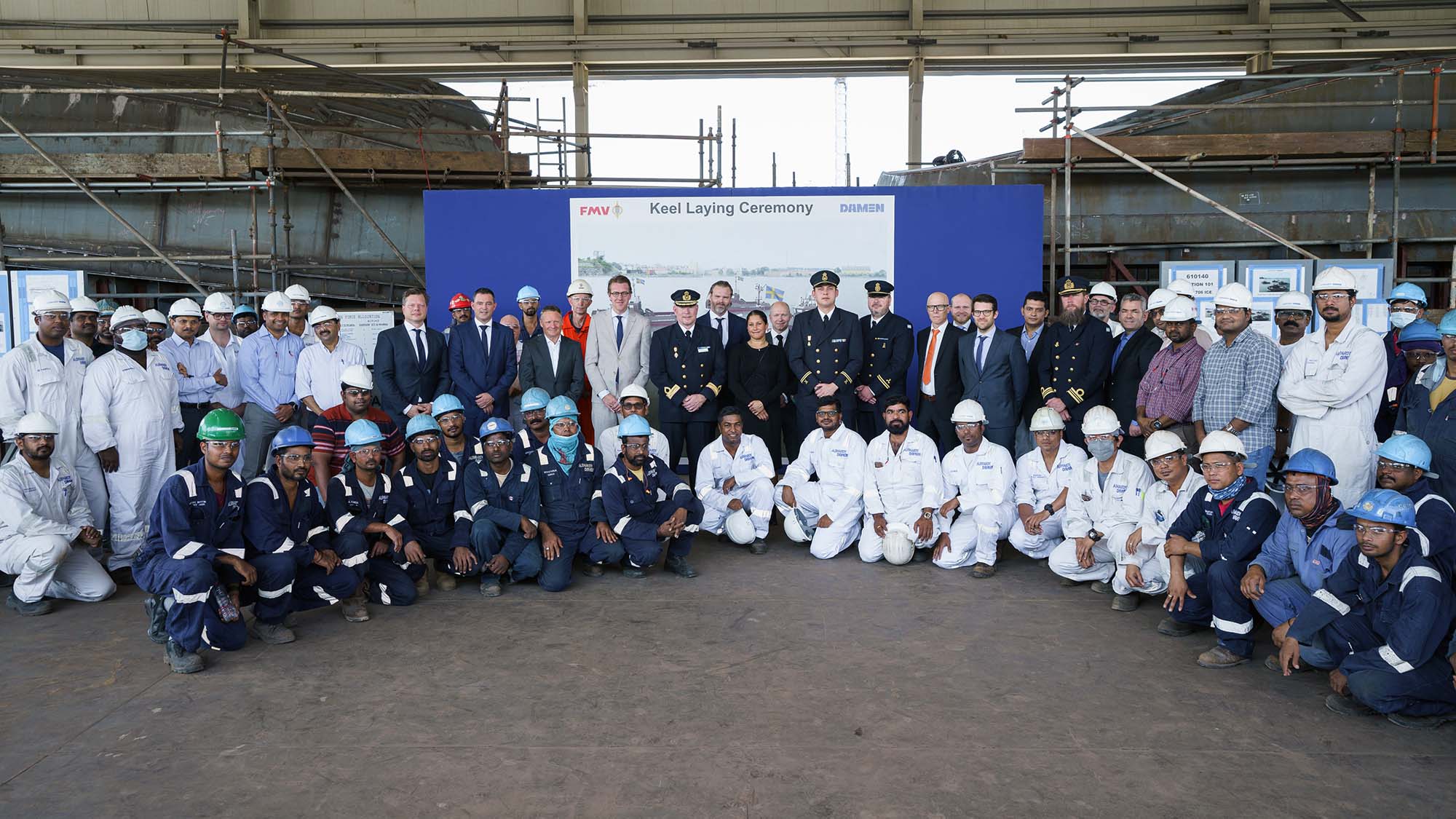 FMV:s och Försvarsmaktens delegation tillsammans med alla som jobbar med projektet vid Albwardy Damen Shipyard i Förenade Arabemiraten. Foto: Damen