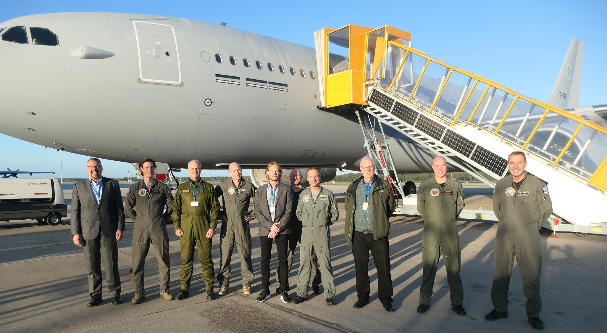 Bilden visar testteamet från FMV och Nato framför ett flygplan på flygplatsen.