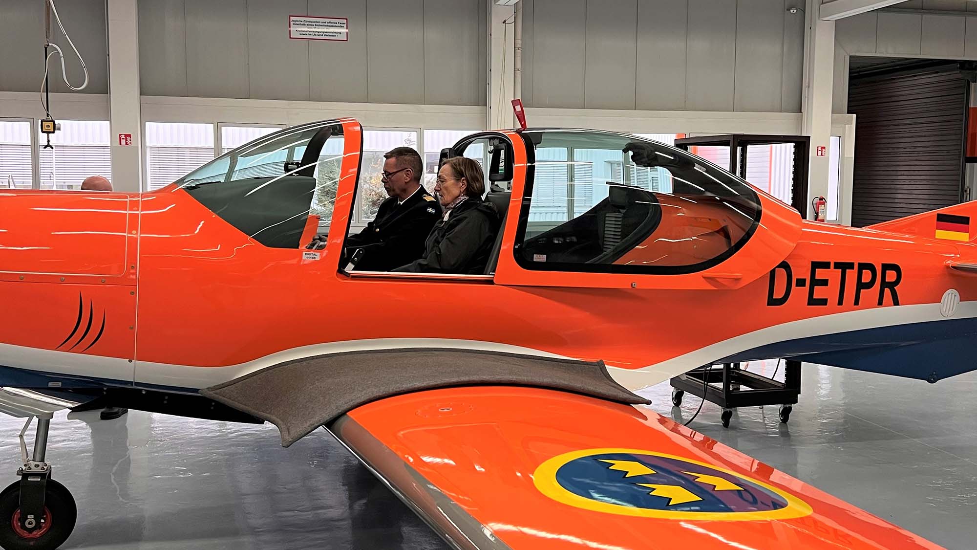 Ingela Mathiasson, chef VerkO Flyg på FMV och Flygvapnets tekniska chef Niklas Berger i ett SK40, Försvarsmaktens kommande skolflygplan. Foto: Grob Aircraft