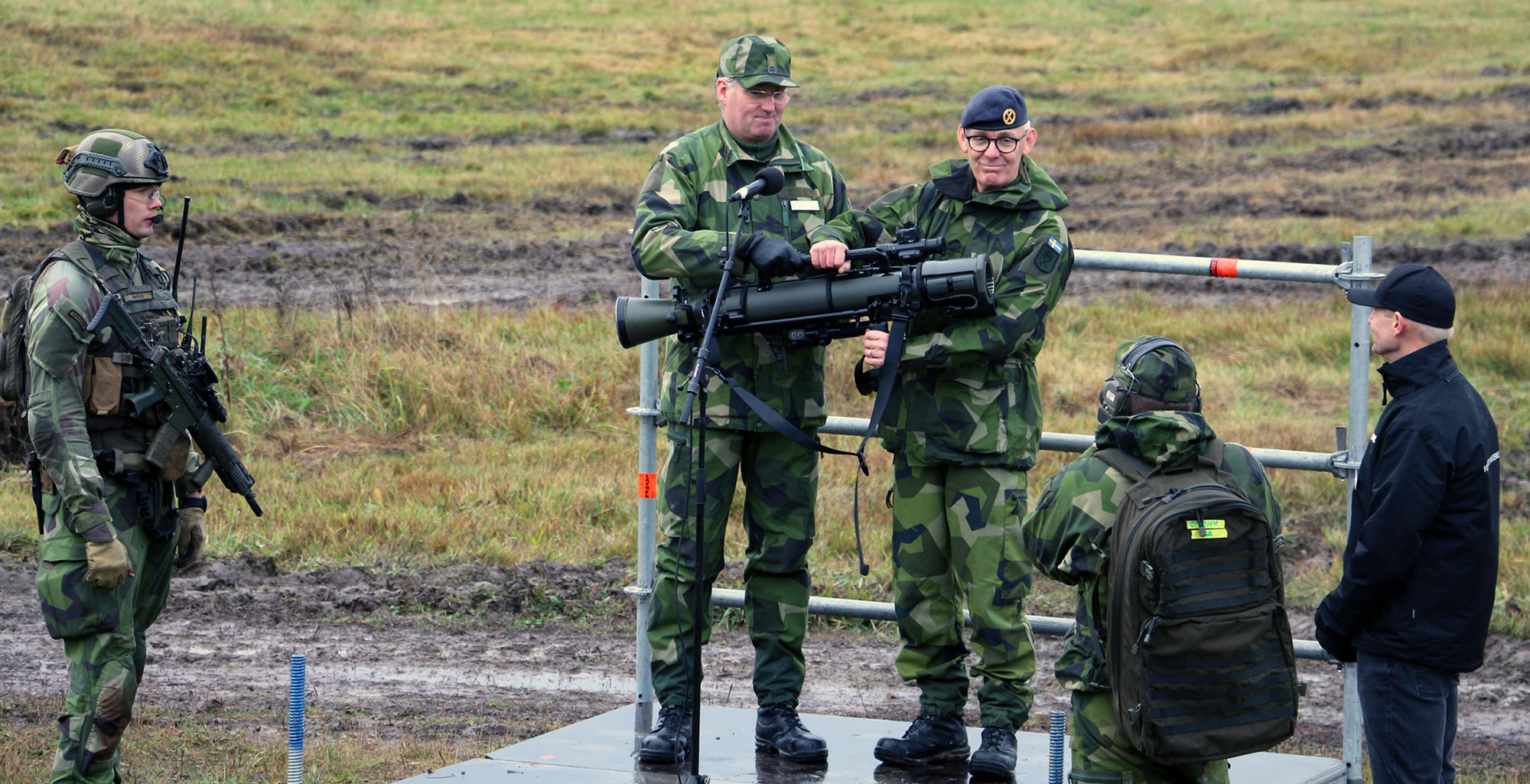 Bilden visar Jonas Lotsne, chef FMV verksamhetsområde Armé som överlämnar det första vapnet granatgevär 18 till Anders Svensson, ställföreträdande arméchef. 
