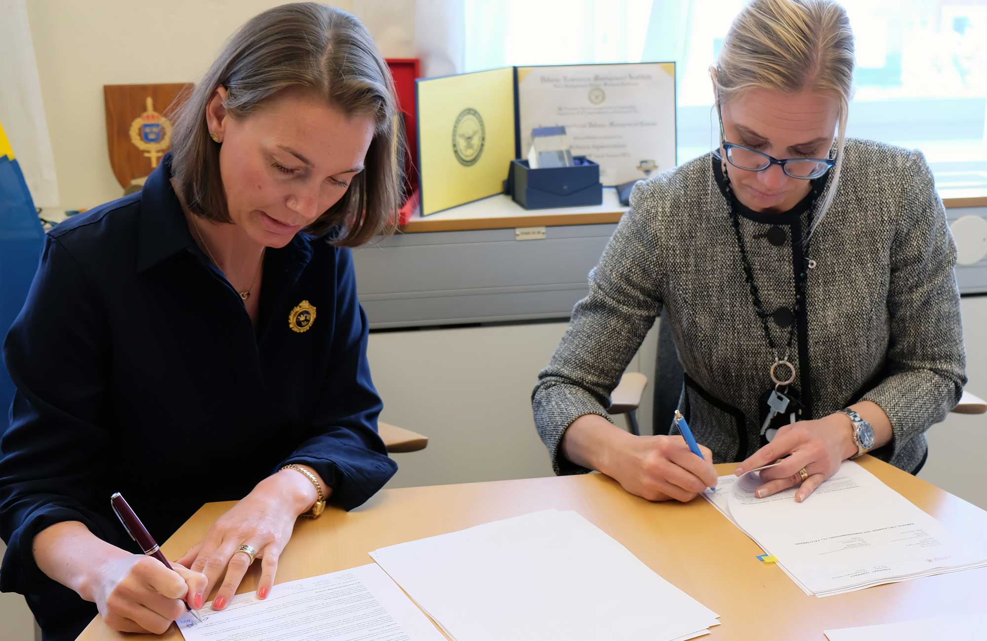 Evelina Hedskog Managing Director/Head of Business Unit Sweden MilDef och Rebecca Ihrfors, chef FMV Ledningsmateriel signerar avtalet.