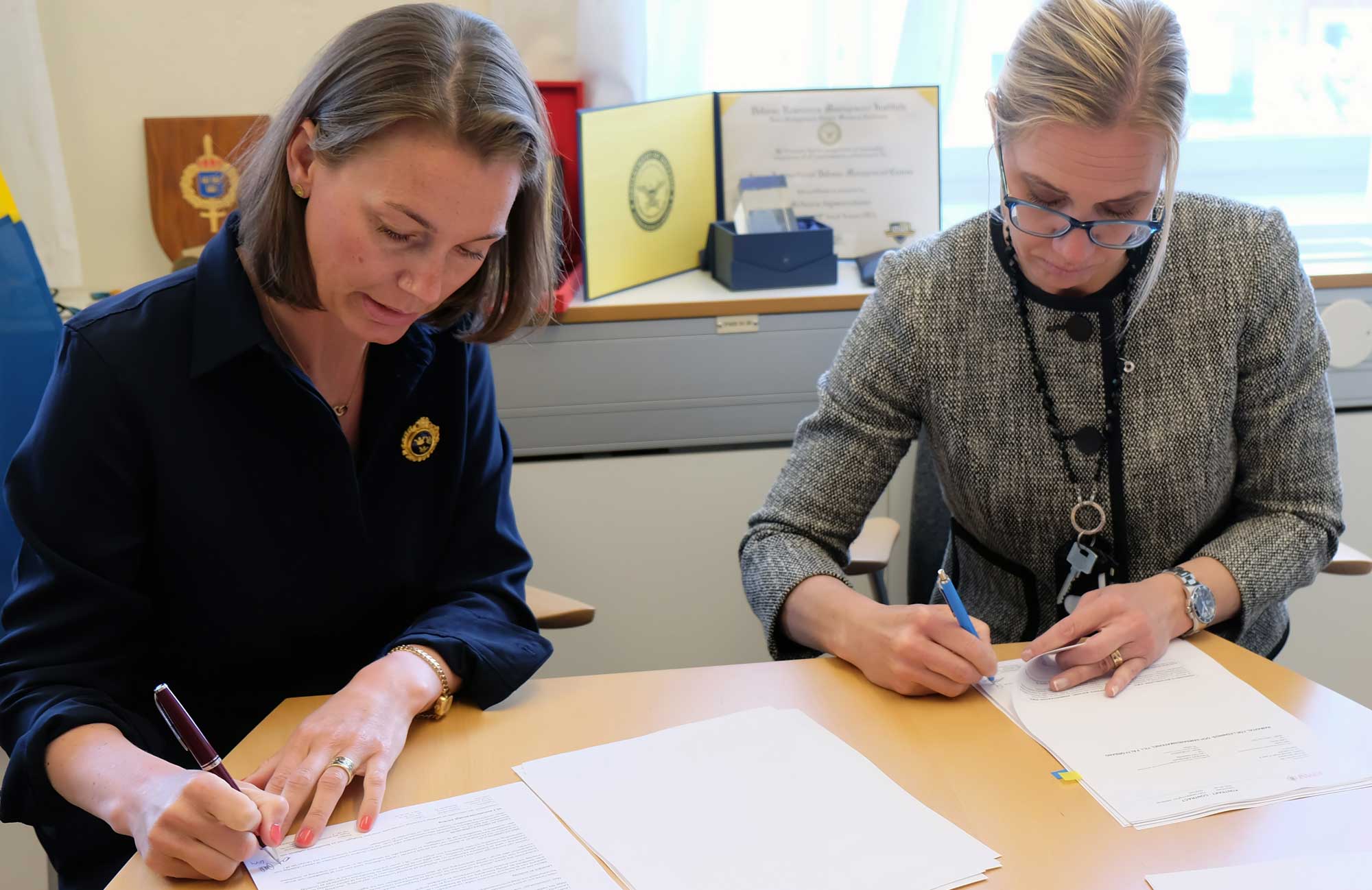 Evelina Hedskog Managing Director/Head of Business Unit Sweden MilDef och Rebecca Ihrfors, chef FMV Ledningsmateriel signerar avtalet. 