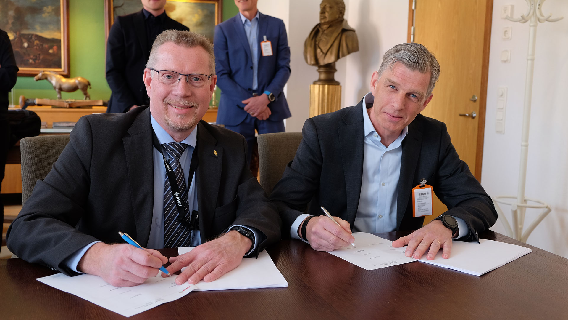 Patric Hjort, chef Marinmateriel på FMV, och Patrik Davidsson, vd på Swedeship, skriver på ett avtal.