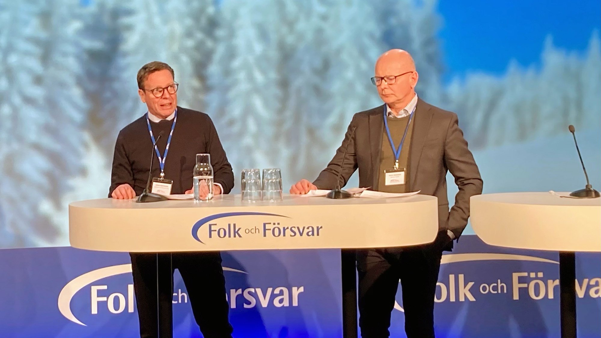Generaldirektör Göran Mårtensson och Micael Johansson, vd Saab, vid talarpodiet på rikskonferensen. 