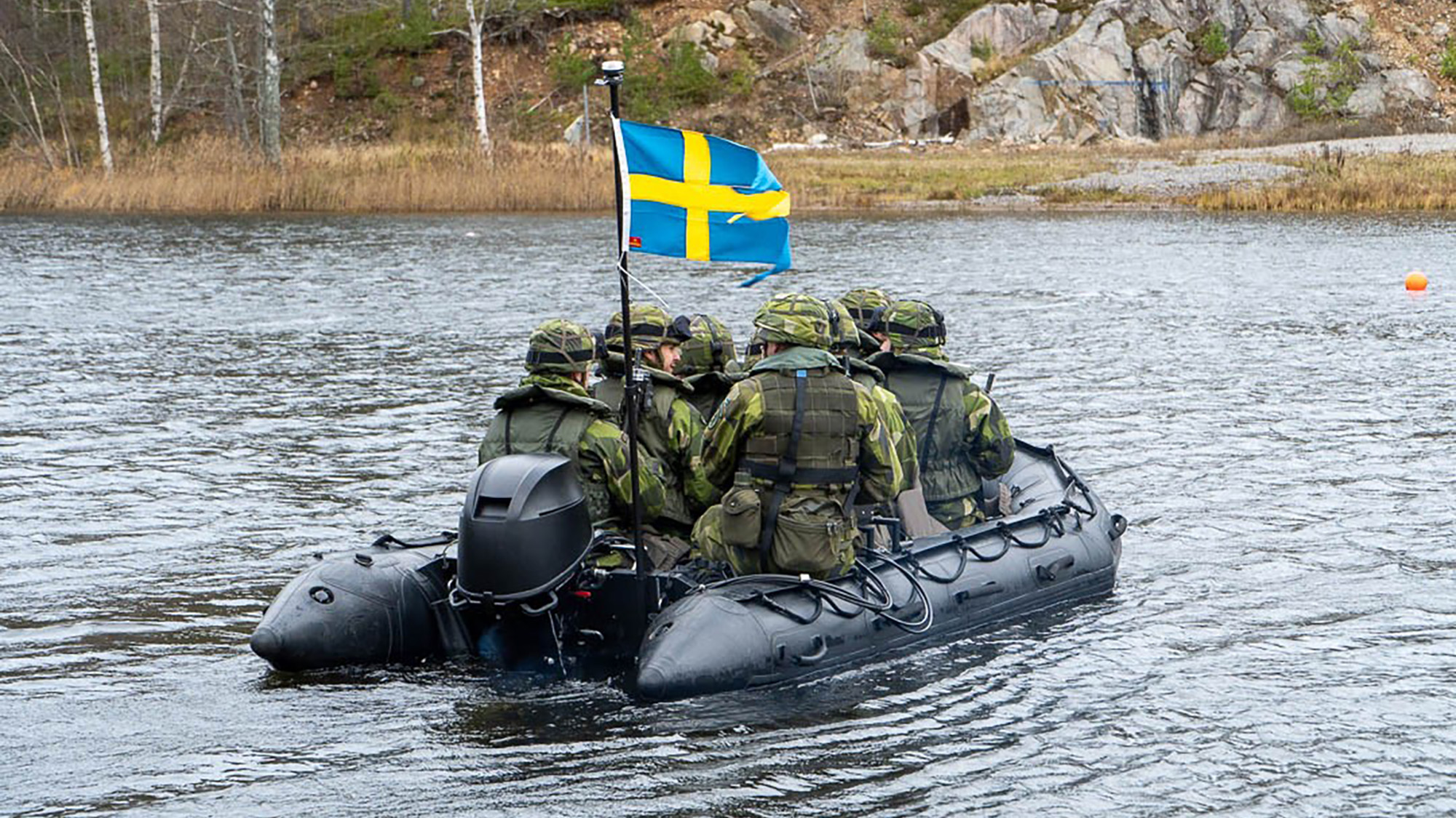 Soldater som sitter i en gummibåt.