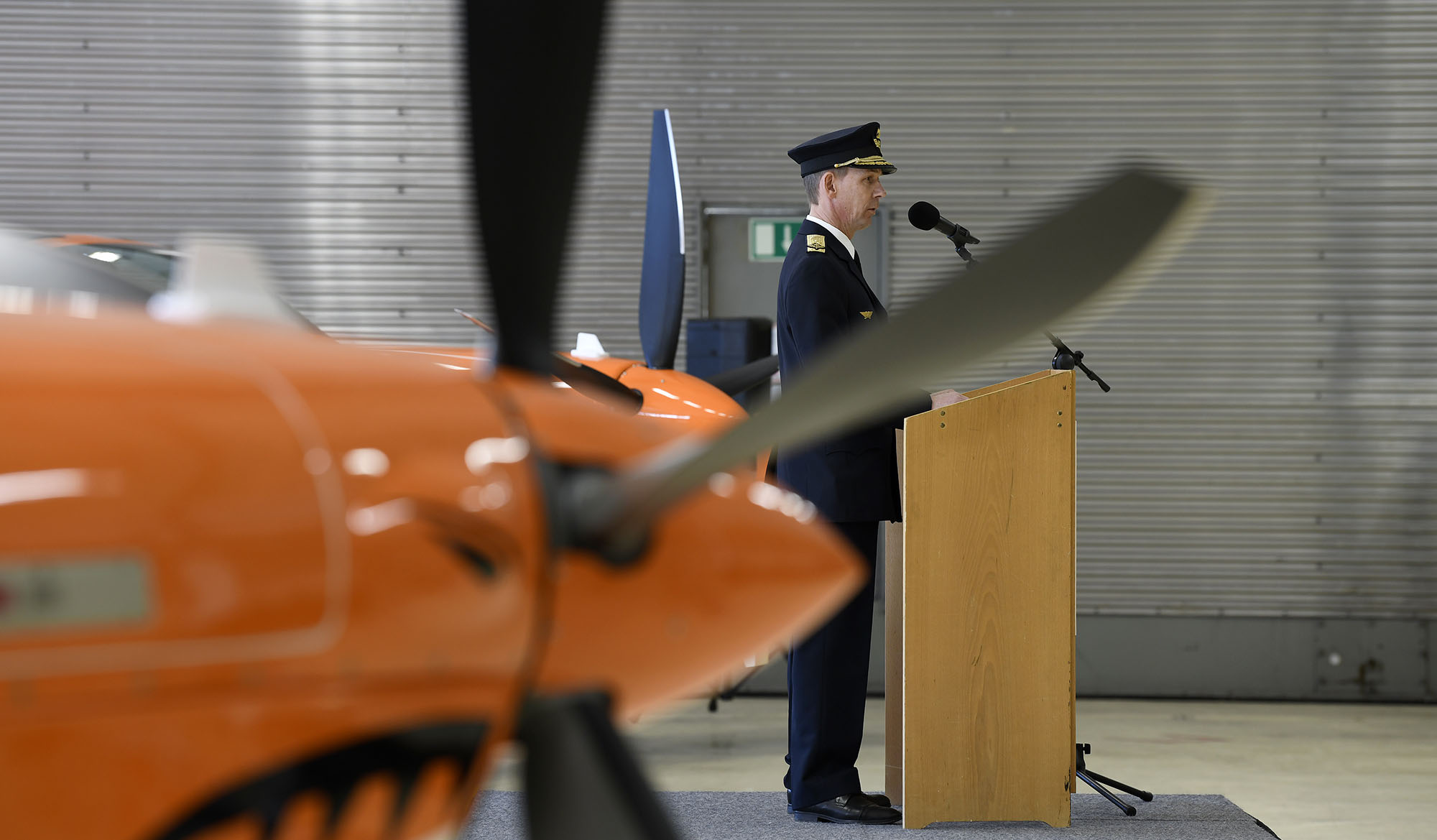 Lars Helmrich, chef för FMV:s verksamhetsområde Flyg- och rymdmateriel, under ceremonin vid Malmens flygplats. Foto: Louise Levin/Försvarsmakten