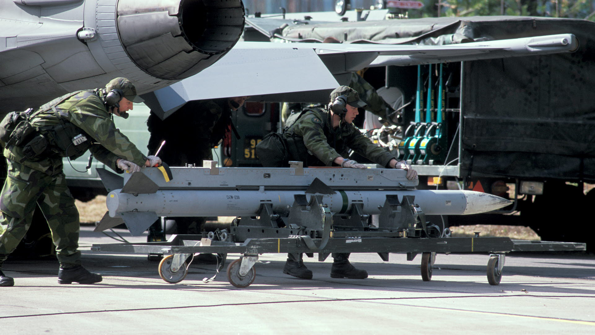 RB 99-AMRAAM (Advanced Medium Range Air-to-Air Missile) är en avancerad radarsökande jaktrobot för medel- till långdistans med en räckvidd på cirka 75 kilometer. Foto: Försvarsmakten