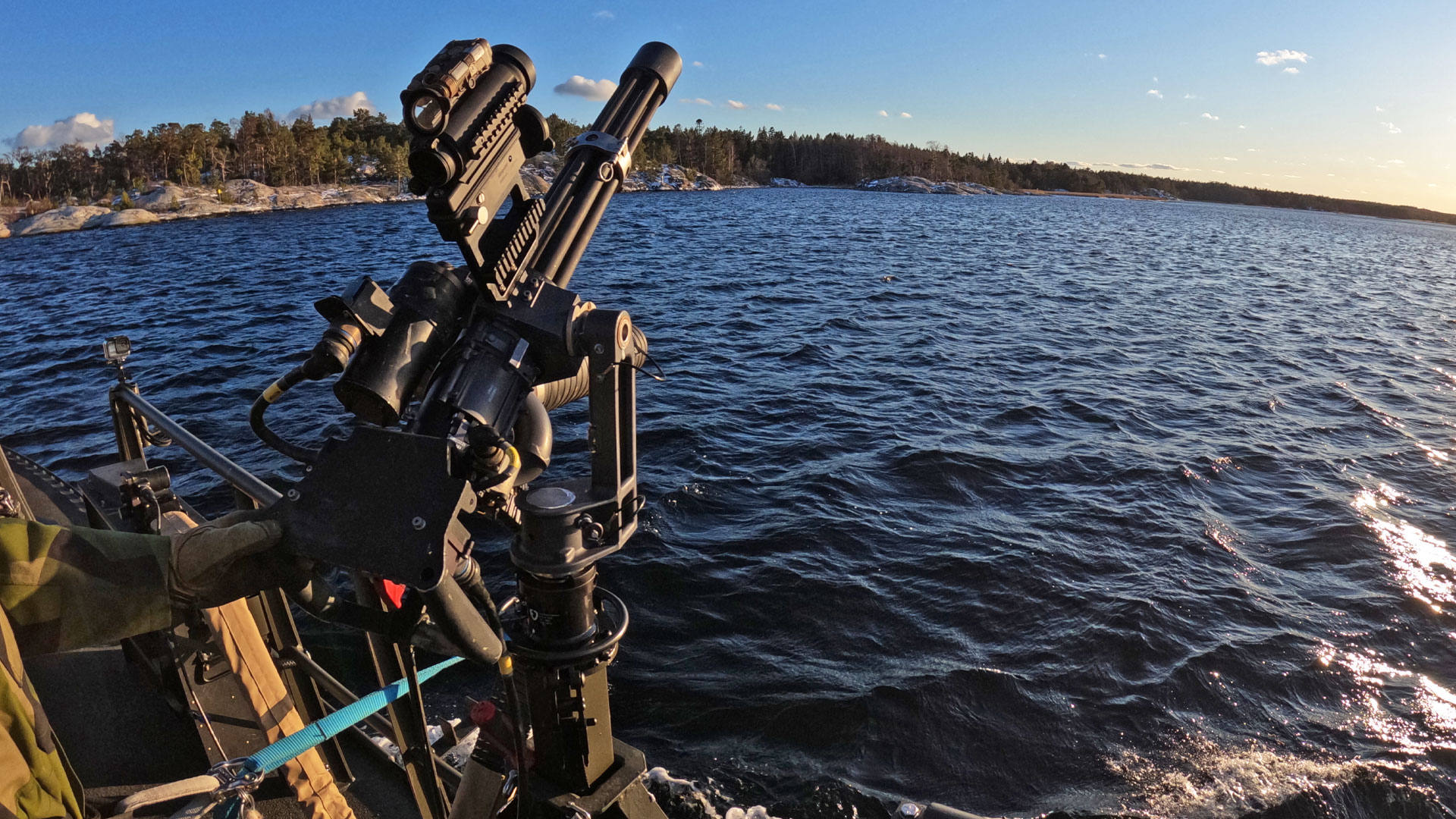 Snabbskjutande kulspruta monterad på en Stridsbåt 90