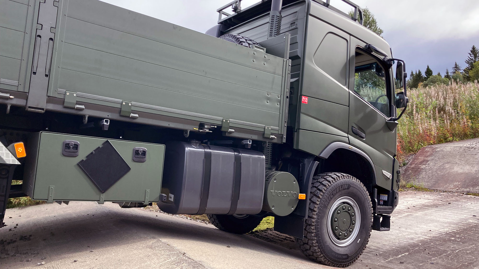 Utbildningen på de nya lastbilarna ingår i leveransen och den riktar sig till motorbefäl och trafiklärare, som i sin tur ska utbilda förarna i Försvarsmakten. Foto: Hans Gunnarsson/FMV