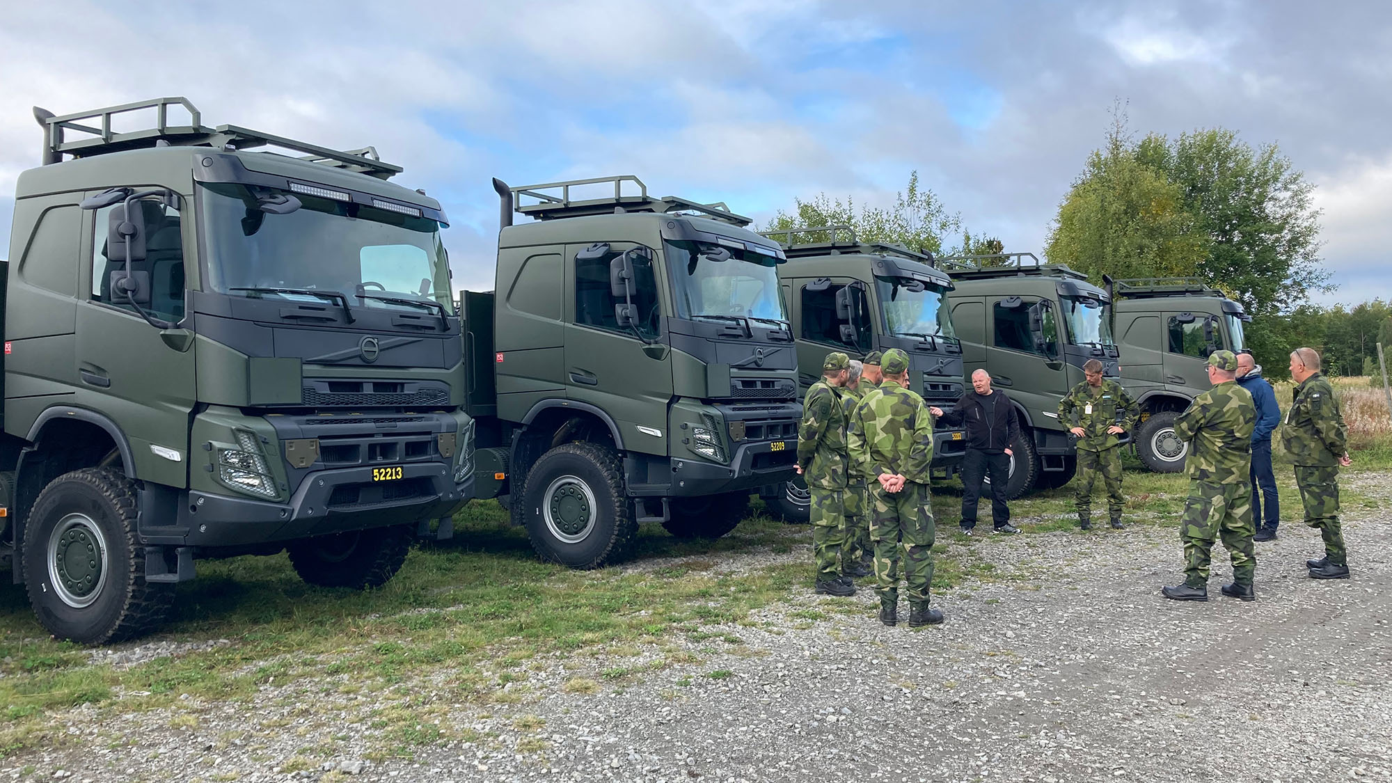 De första tio lastbilarna har nu levererats till FMV på Frösön i Östersund. I samband med det höll Volvo lastvagnar en leveransutbildning för motorbefäl och trafiklärare inom Försvarsmakten. Foto: Hans Gunnarsson/FMV