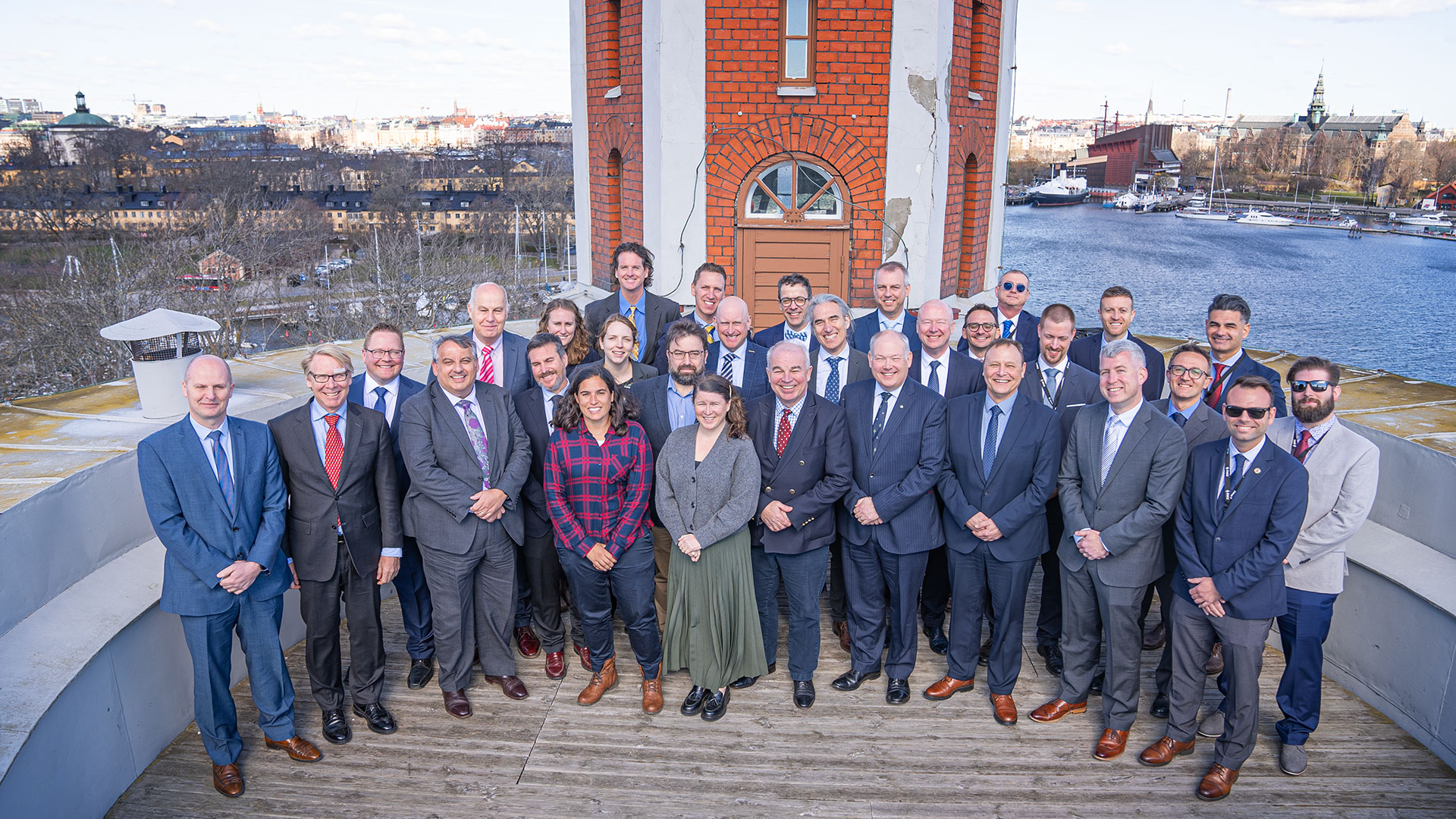 Gruppbild där deltagarna under Nato MUSI-mötet är samlade på Kastellets utsiktsterass.