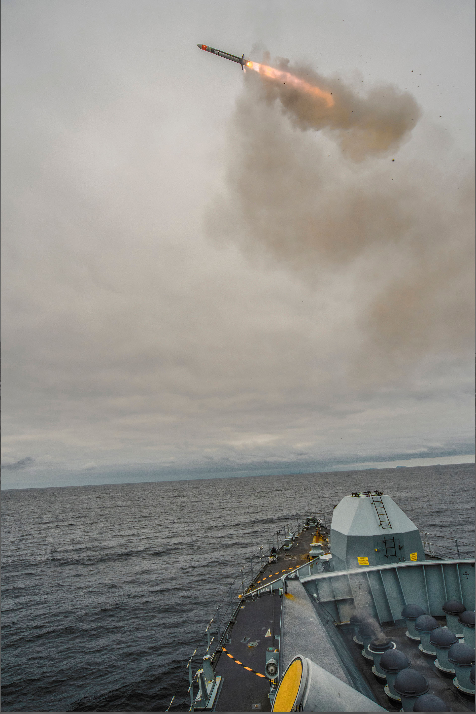 Luftvärnsrobot avfyras från ett fartyg.