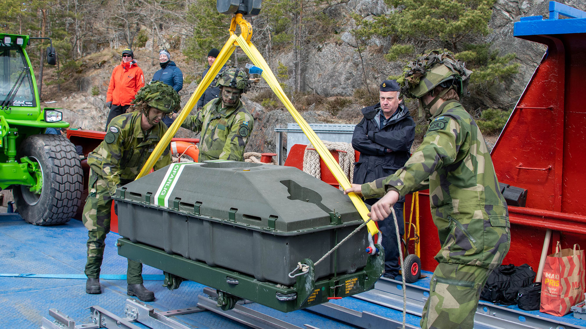 Sjöminor av olika typer lastas ombord för att senare fällas i övningssyfte. Foto: Melina Westerberg/Försvarsmakten