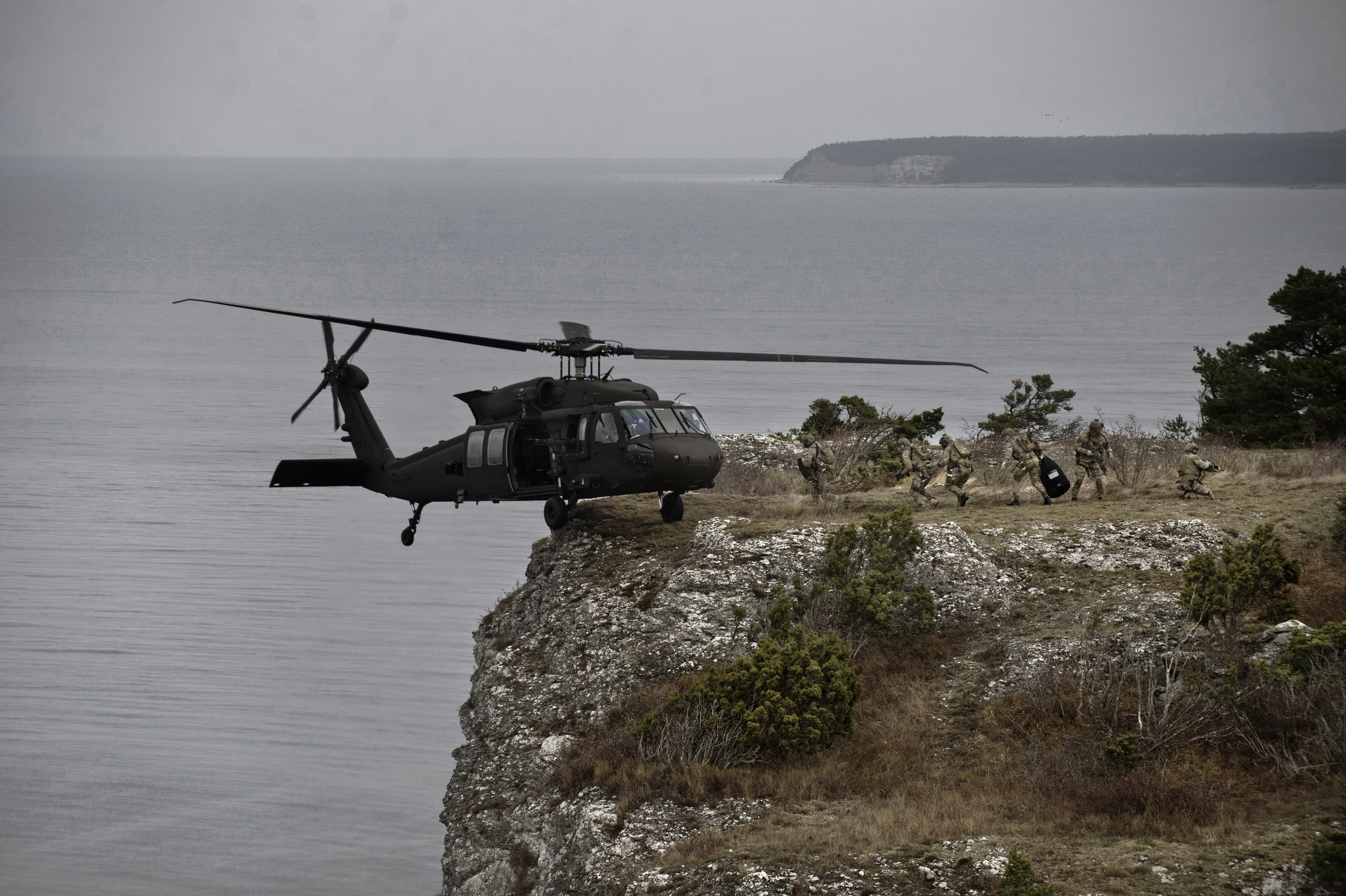 Operatörer från Särskilda operationsgruppen (SOG) lastar in i helikopter 16, Blackhawk under övning på Gotland. Foto: Jimmy Croona/Försvarsmakten