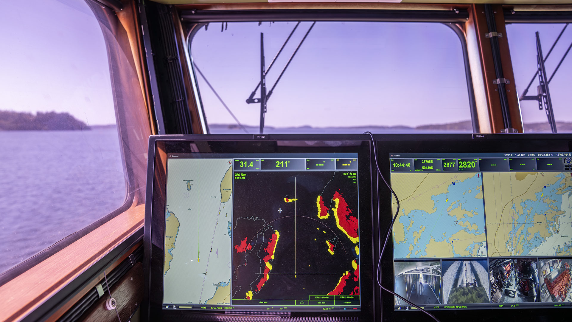 Navigationssystem i styrhytten på modifierad lätt trossbåt. Foto: FMV