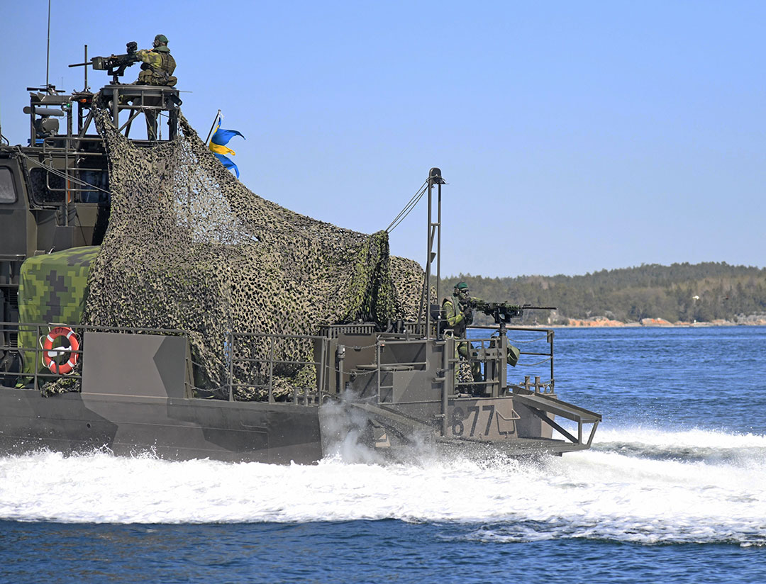 Akter med maskeringsnät på en modifierad lätt trossbåt. Foto: Försvarsmakten
