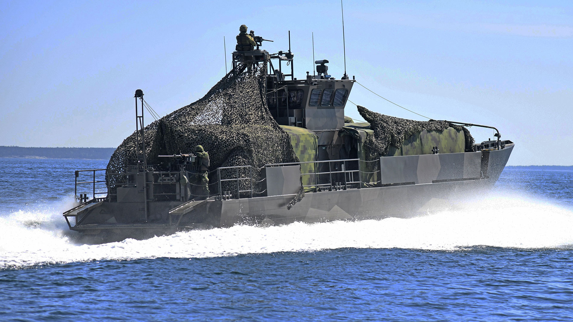 Modifierad lätt trossbåt med maskering i stridsläge. Foto: Försvarsmakten