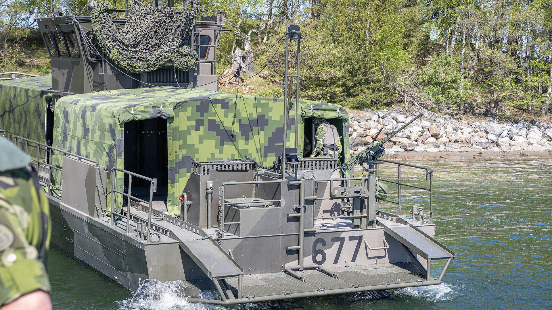 Modifierad lätt trossbåt i grunt vatten vid en holme i skärgården. Foto: FMV