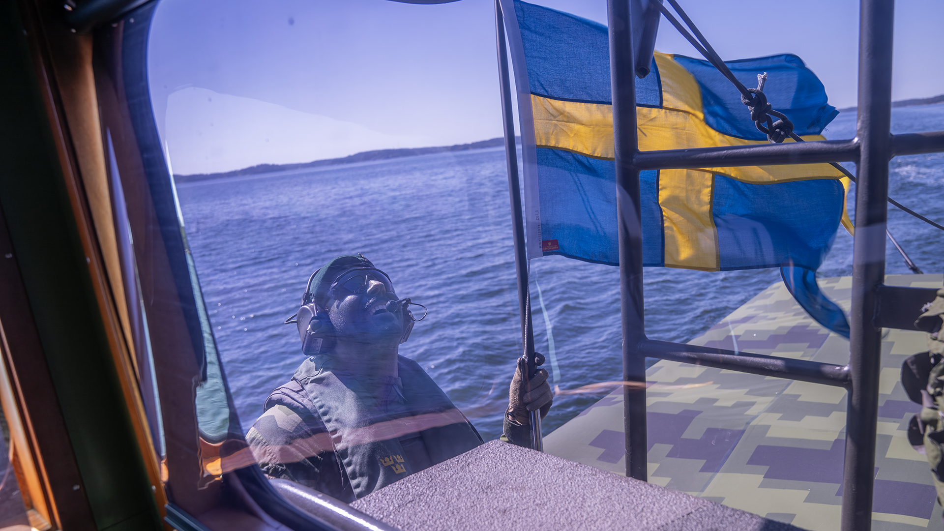 Inifrån styrhytten på lätt trossbåt. Foto: FMV