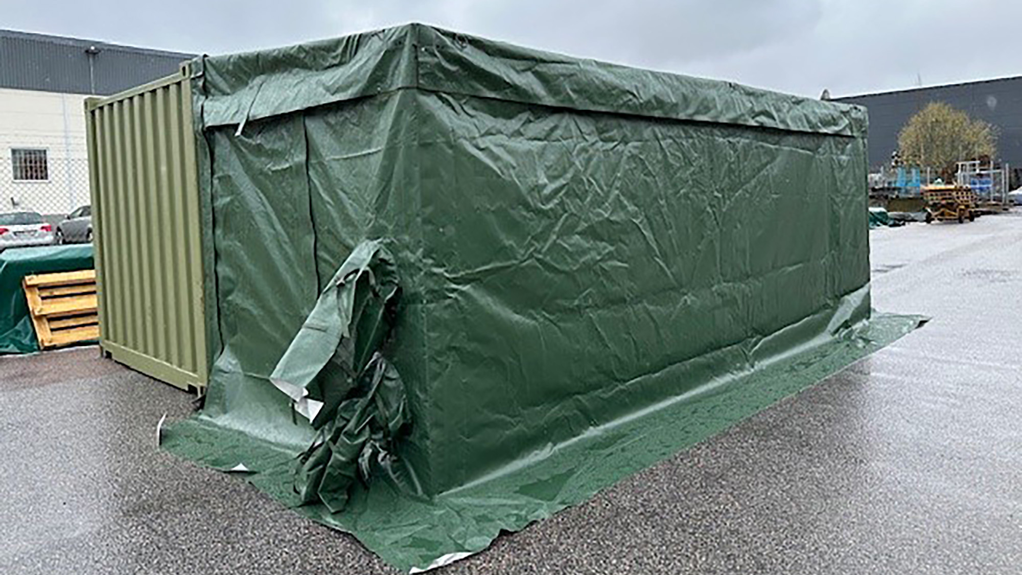Ett containertält fastsatt på en container. 