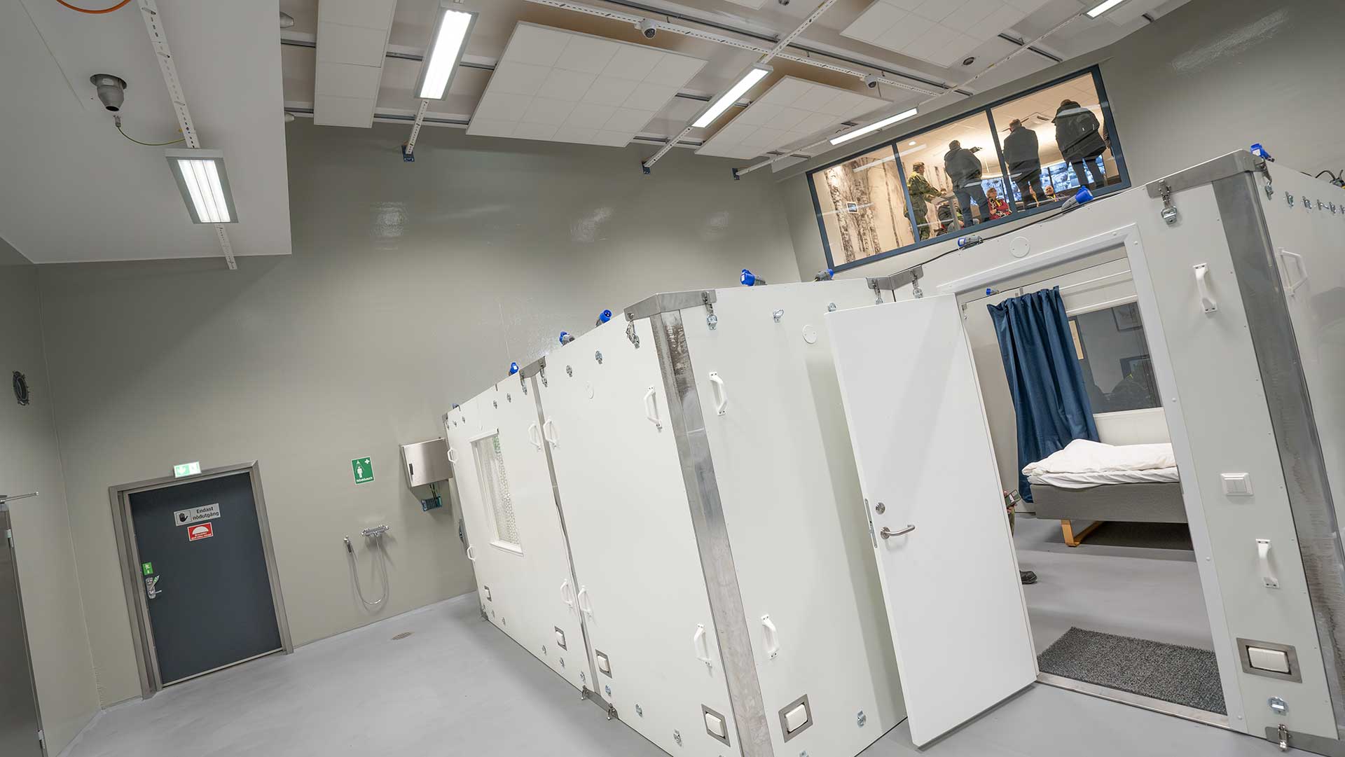 I den stora övningshallen finns byggmoduler i form av lösa väggar, som man kan bygga upp i olika konfigurationer för olika övningsscenarier. Här är den i form av en lägenhet. 