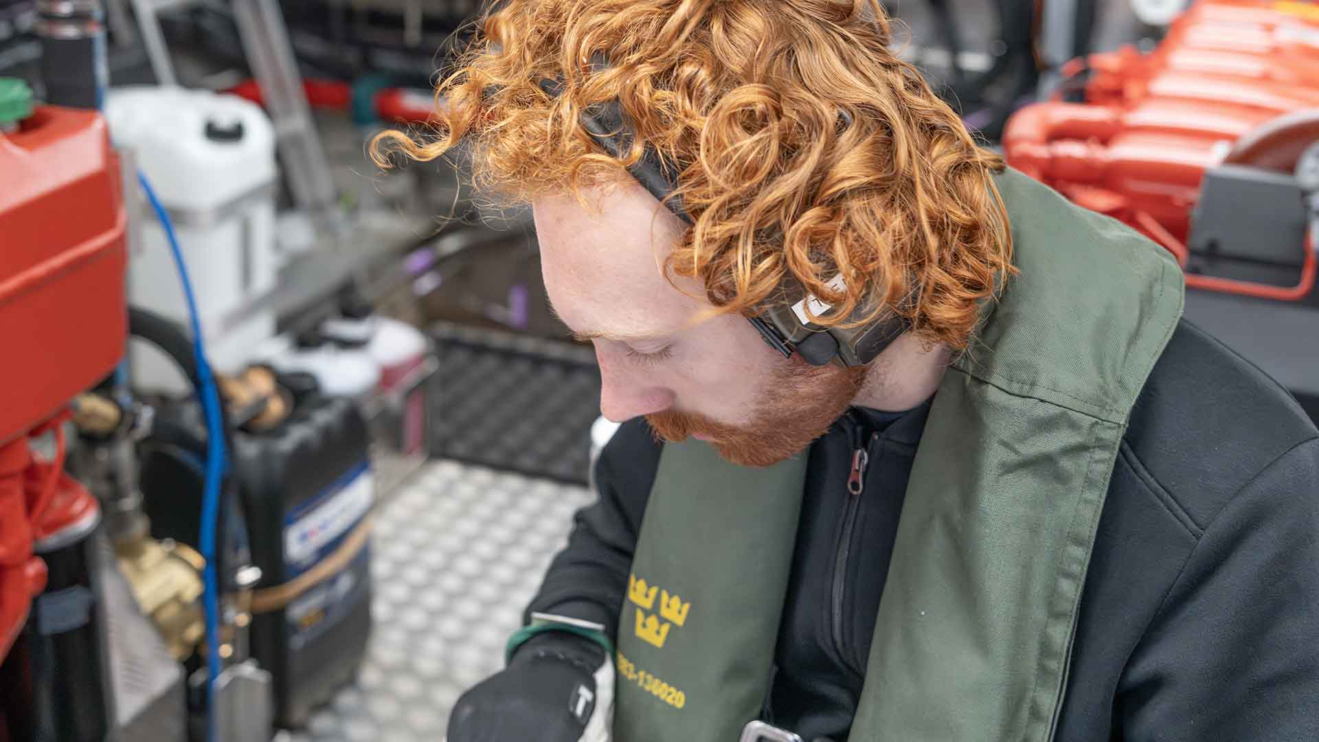 Per Blomqvist, ingenjör på FMV: verksamhetsområde test och evaluering marin, kontrollerar motorernas värden under Sea Acceptance Test, SAT. Foto: FMV
