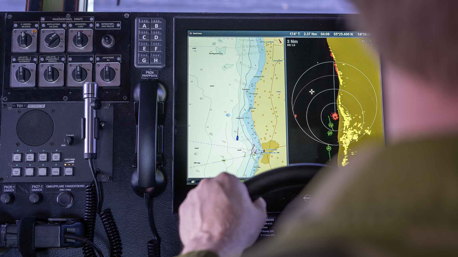 Förutom att kontrollera motorer och generator, testar man under SAT även navigationssystem och radarbild. Foto: FMV