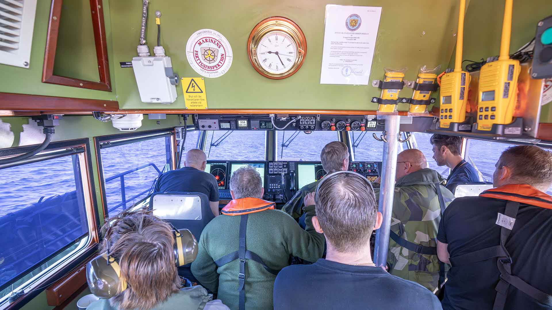 Ombord på båten finns ett dussin personer från FMV, Sjöstridsskolan, hemvärnet och varvet för att genomföra provturen. Foto: FMV