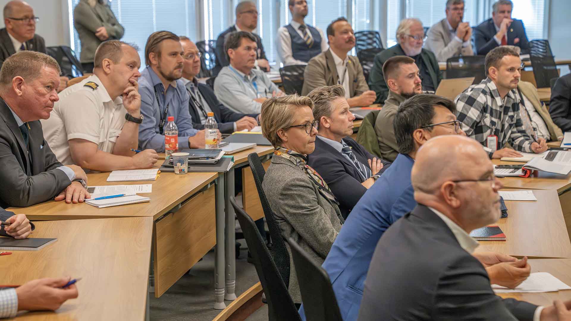 FMV:s överdirektör Eva Hagwall och försvarsminister Pål Jonson lyssnade på företagens presentationer. 
