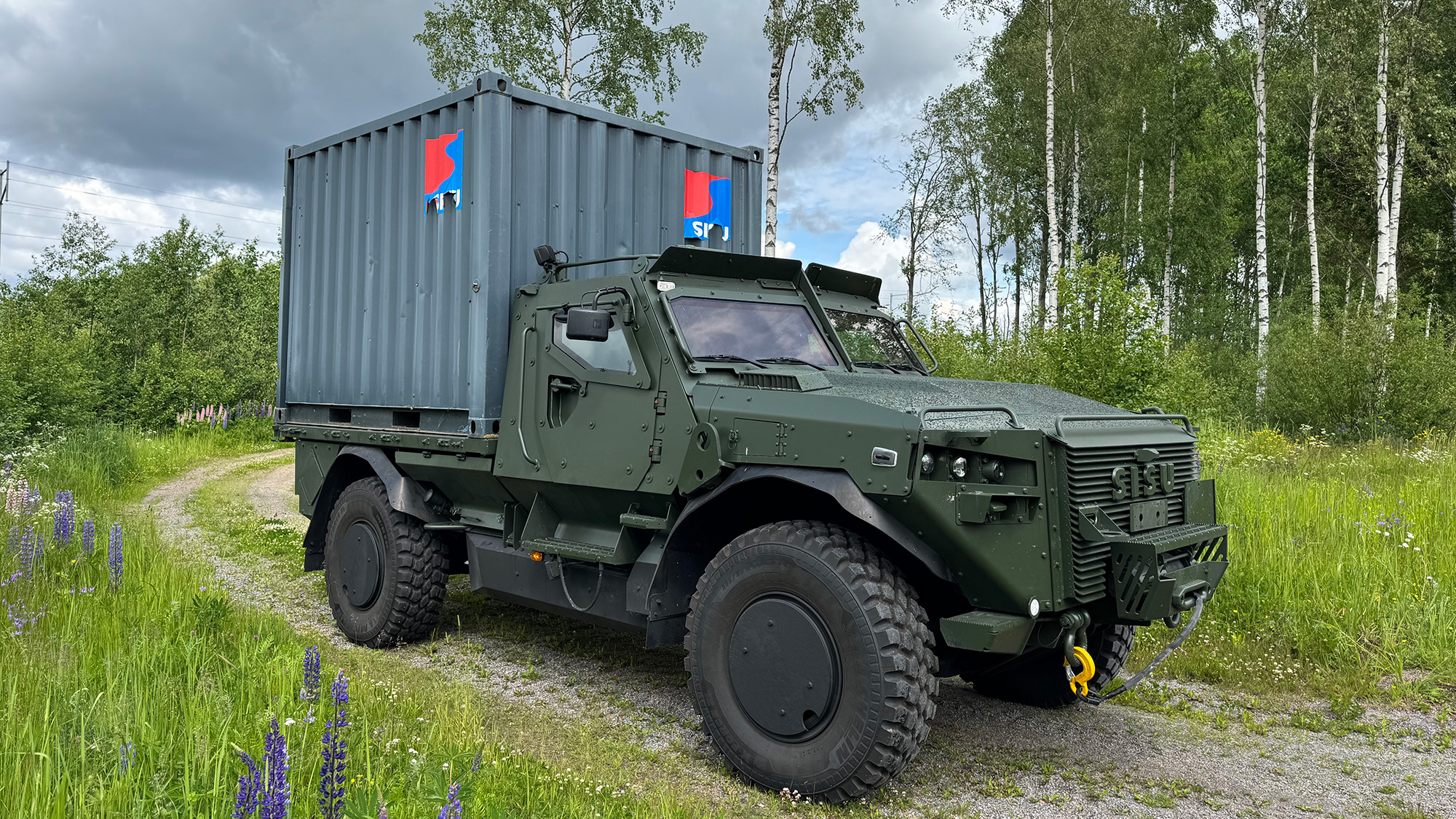 En extra förmåga hos enkelhytten är gränsytan för att kunna bära en tio-fots ISO container. Foto: SISU Auto