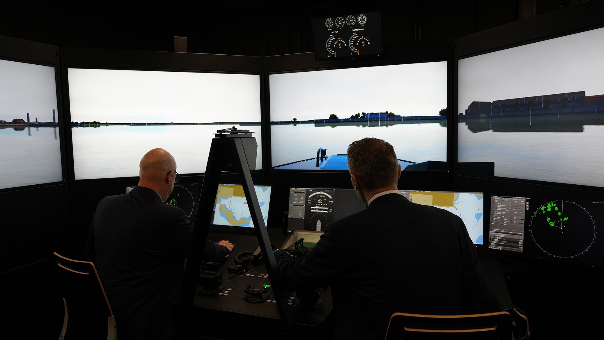 Johan Stjernberg och Magnus Berg, FMV, sitter vid simulatorbryggan och kör en simulation. 